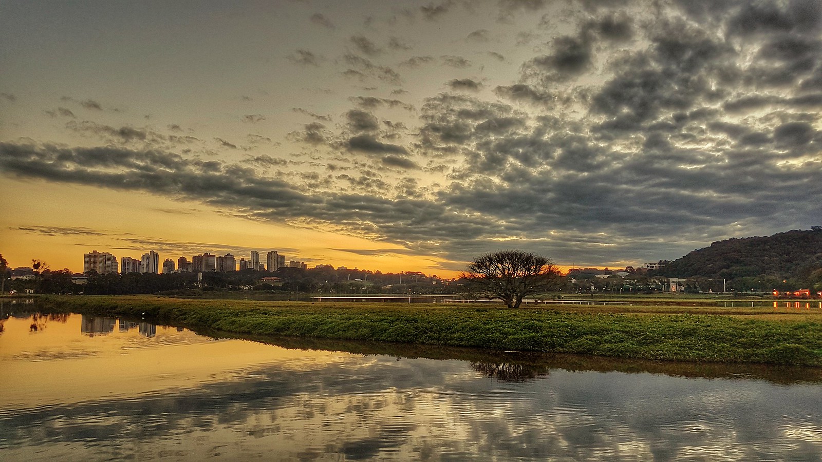 Vista serena do Parque Barigui em Curitiba. Encontre passagens baratas para Curitiba com o Voopter